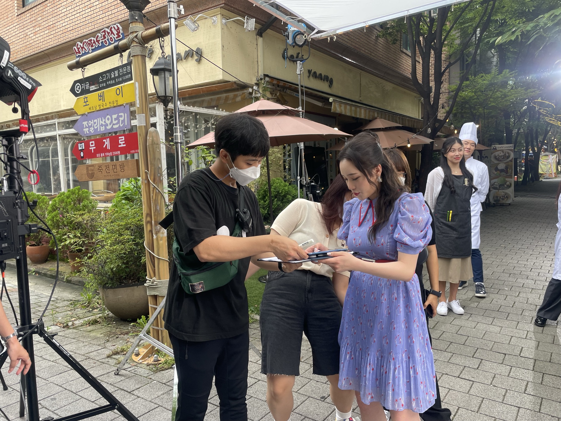 촬영 현장에서 출연자에게 디렉션을 전달하는 모습